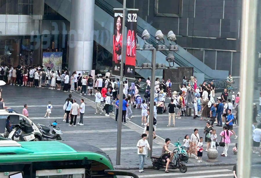 又把联动完成漫展，原神x法国娇兰成都线下活动开启，现场人山人海