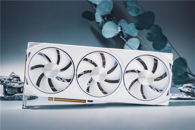 开启DLSS 4 步入4K游戏新门槛，耕升 GeForce RTX 5070 踏雪 OC 灵动来袭！