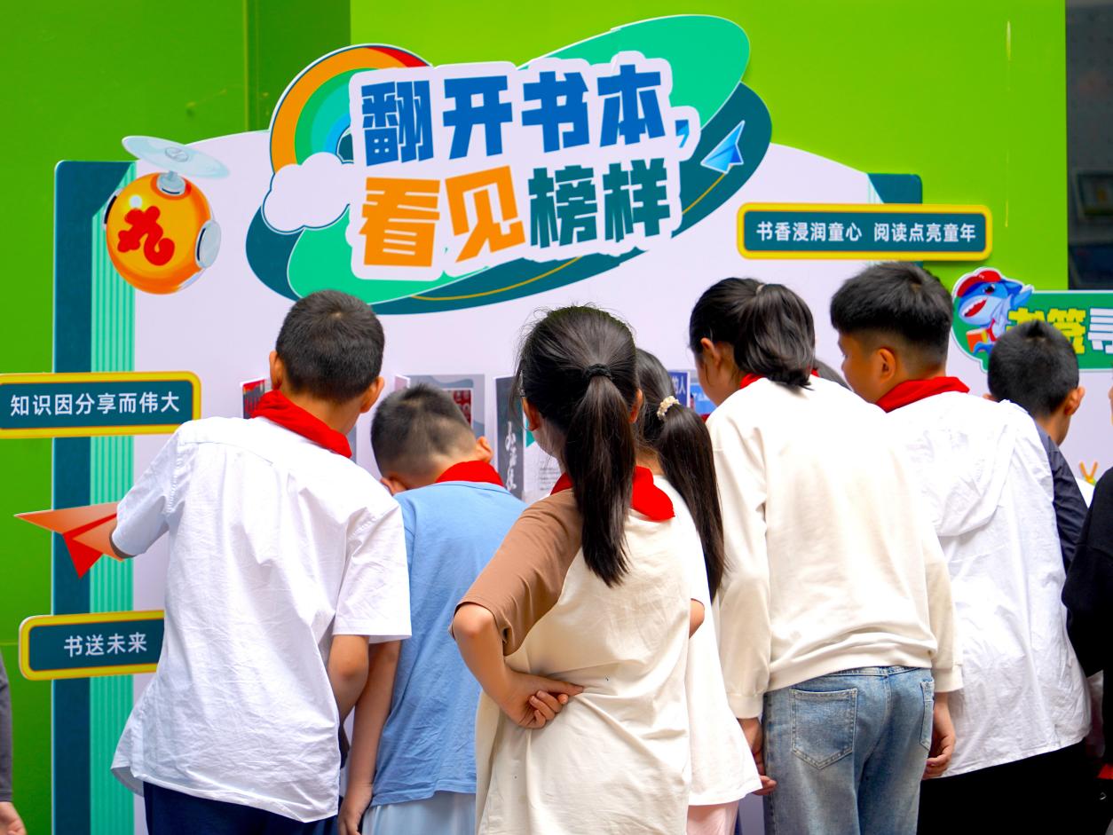 鱼跃书香路，苗沐公益风，2025斗鱼“护苗·鱼阅计划”公益活动圆满开展