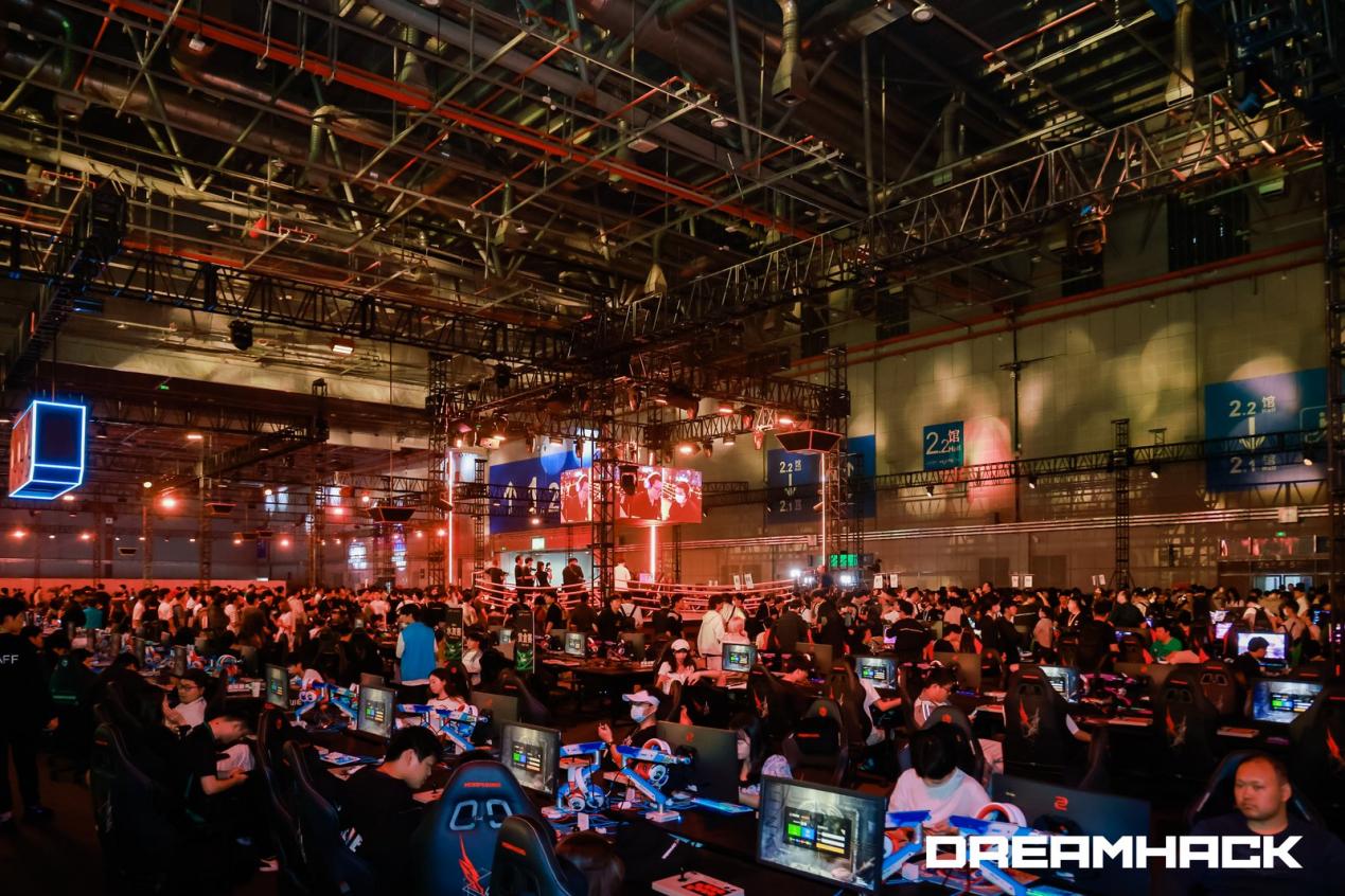 八位堂亮相2025 DreamHack，发布新品全按键专业街机控制器天刃星
