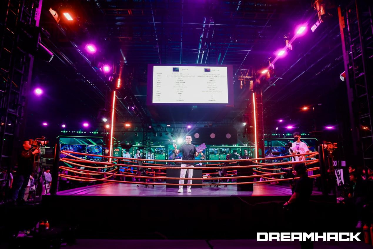 八位堂亮相2025 DreamHack，发布新品全按键专业街机控制器天刃星