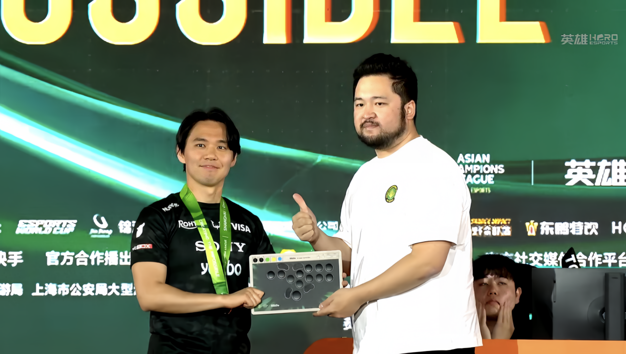 八位堂亮相2025 DreamHack，发布新品全按键专业街机控制器天刃星