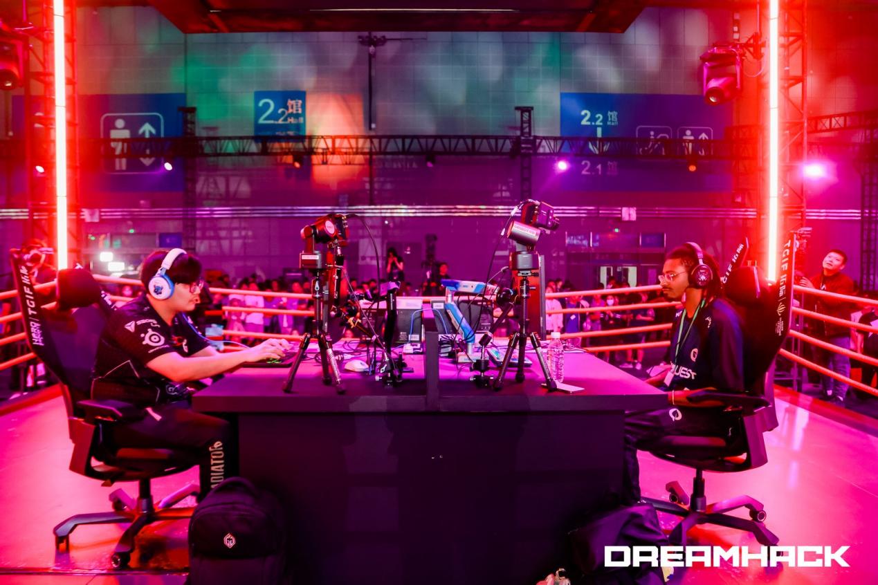 八位堂亮相2025 DreamHack，发布新品全按键专业街机控制器天刃星