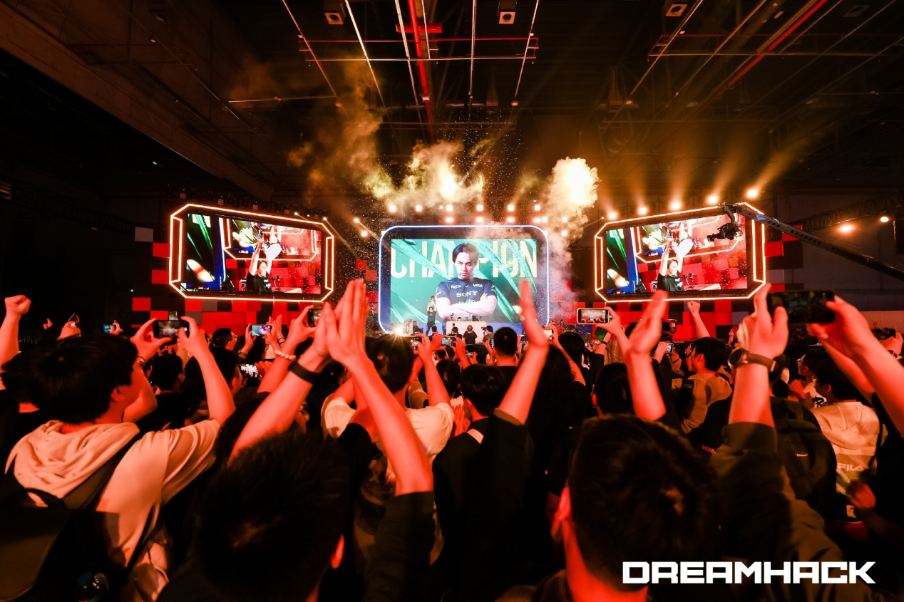 八位堂亮相2025 DreamHack，发布新品全按键专业街机控制器天刃星