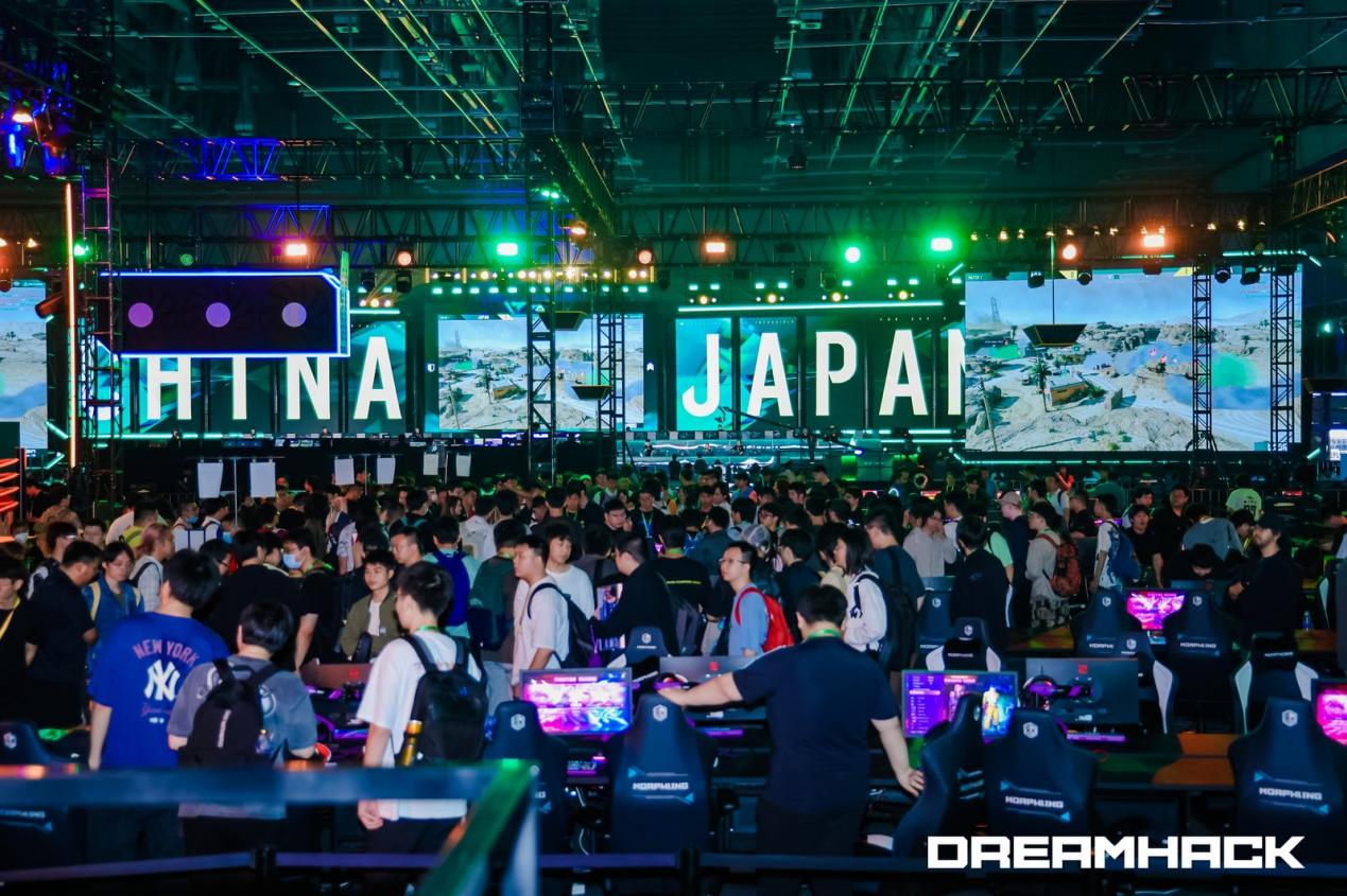 八位堂亮相2025 DreamHack，发布新品全按键专业街机控制器天刃星