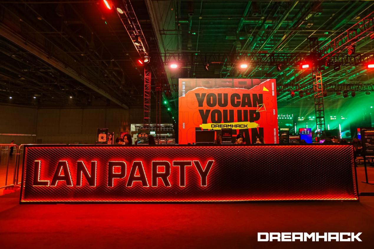 八位堂亮相2025 DreamHack，发布新品全按键专业街机控制器天刃星