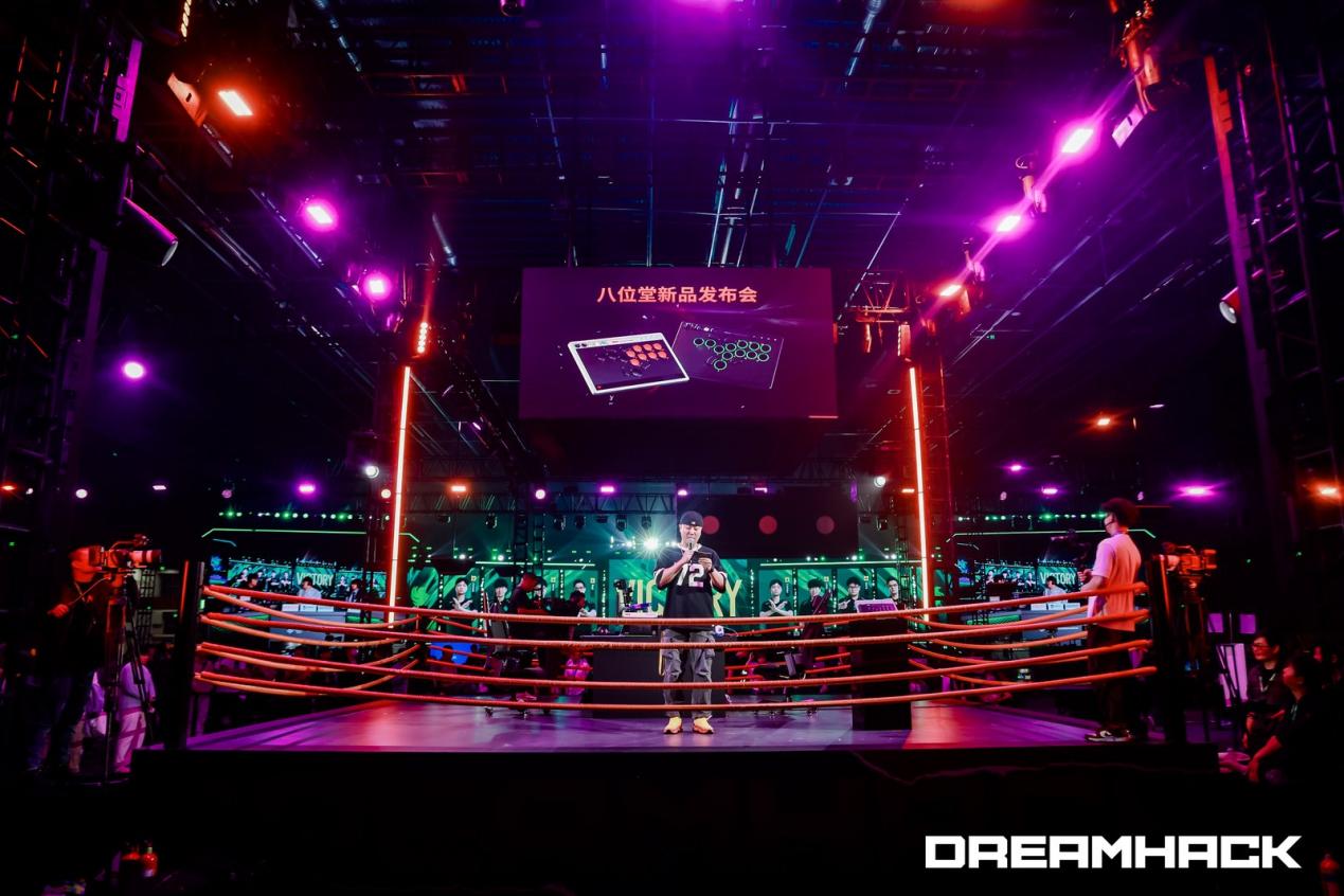 八位堂亮相2025 DreamHack，发布新品全按键专业街机控制器天刃星