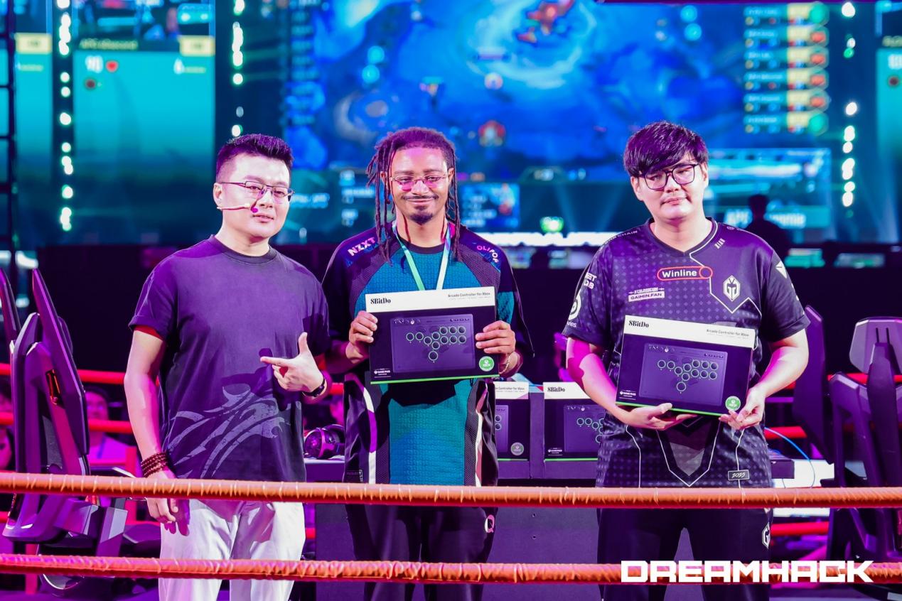 八位堂亮相2025 DreamHack，发布新品全按键专业街机控制器天刃星