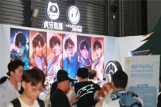 虎牙“AI+”战略再现成果 首次亮相电竞IP智能机器人