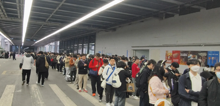 被“全网唱衰”的游戏，办了场比过年还疯的线下狂欢