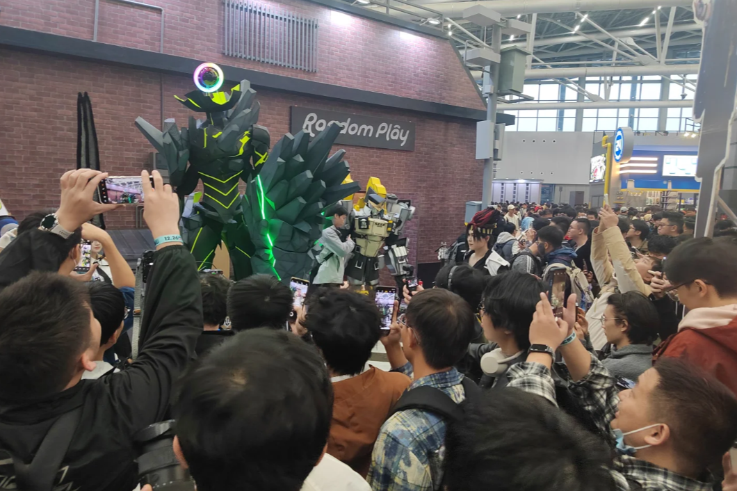 被“全网唱衰”的游戏，办了场比过年还疯的线下狂欢