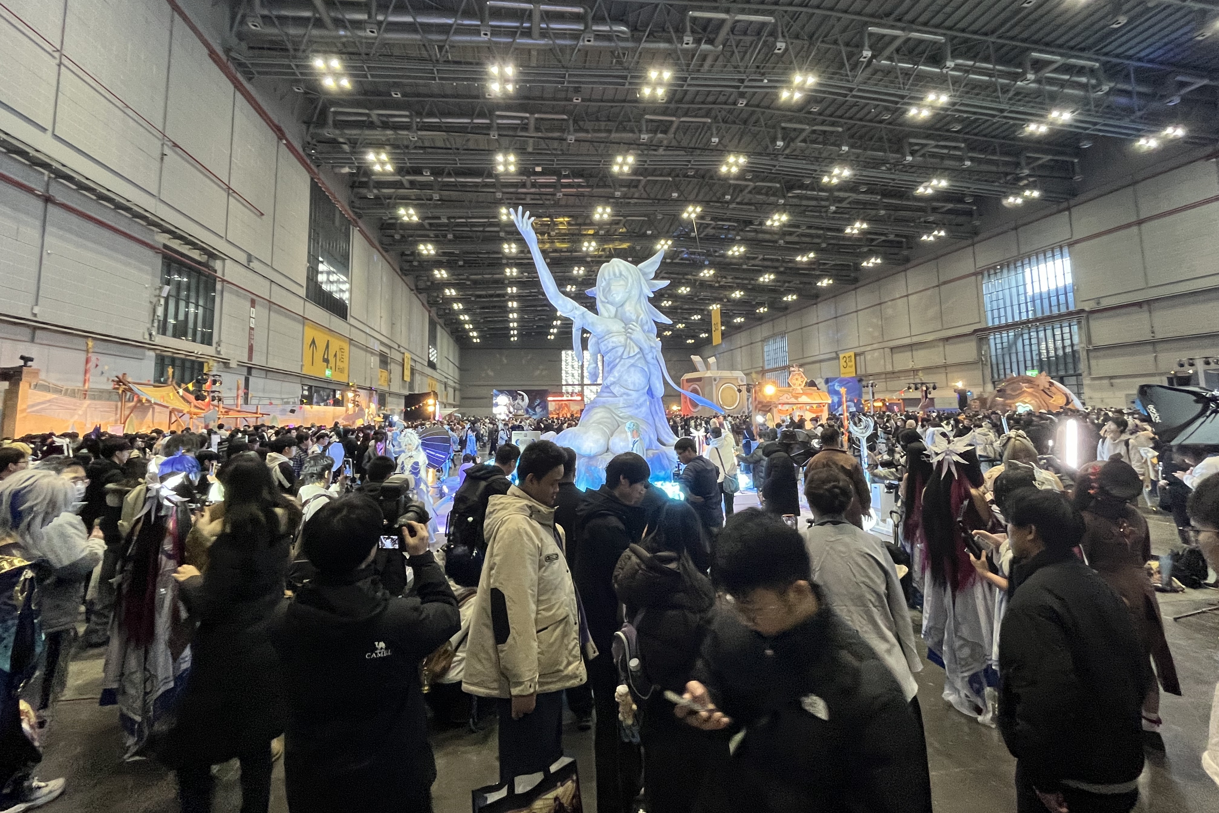 米哈游在接近0度的上海，整出了100度的火热