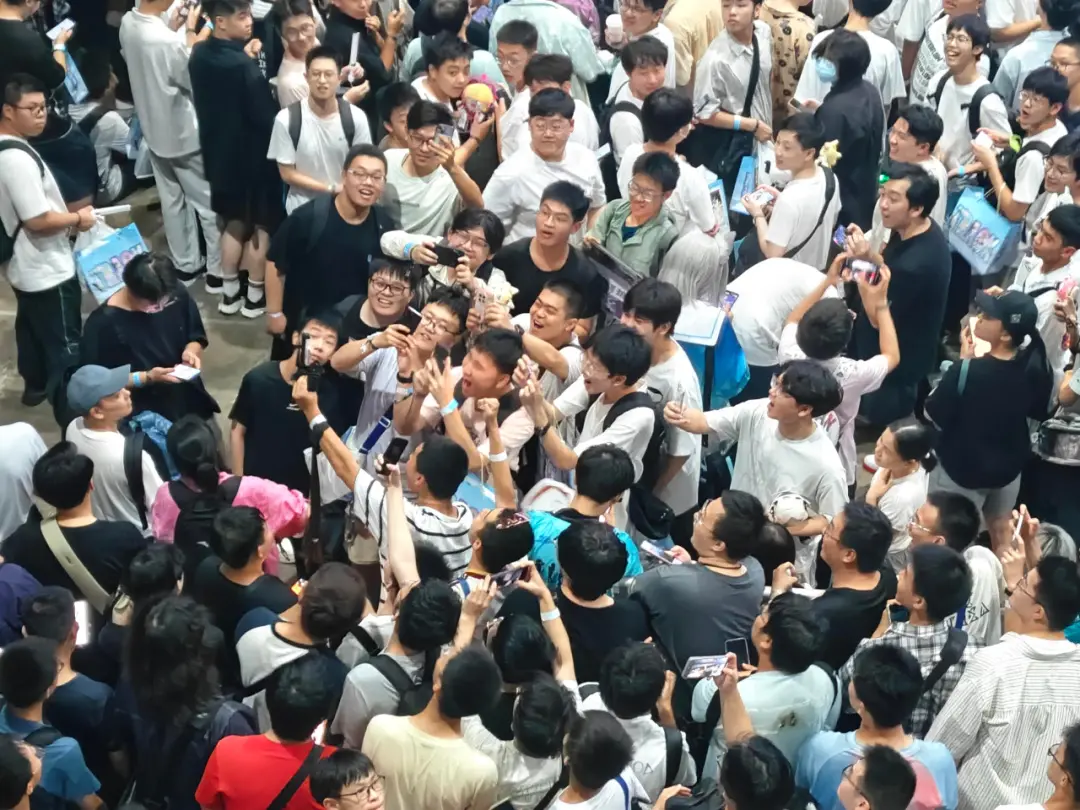 被逼进“路边小店”的二游线下庆典，赢过了台风！