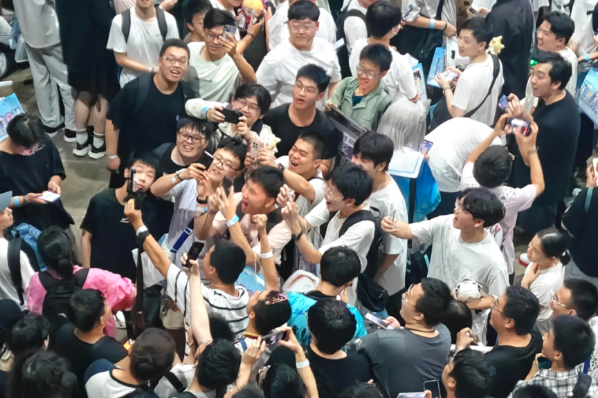 被逼进“路边小店”的二游线下庆典，赢过了台风！