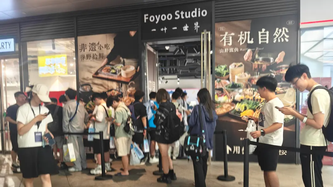 被逼进“路边小店”的二游线下庆典，赢过了台风！