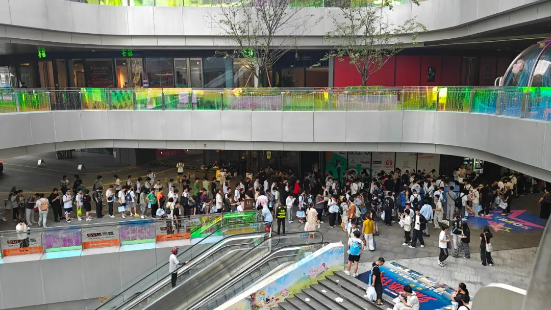 被逼进“路边小店”的二游线下庆典，赢过了台风！